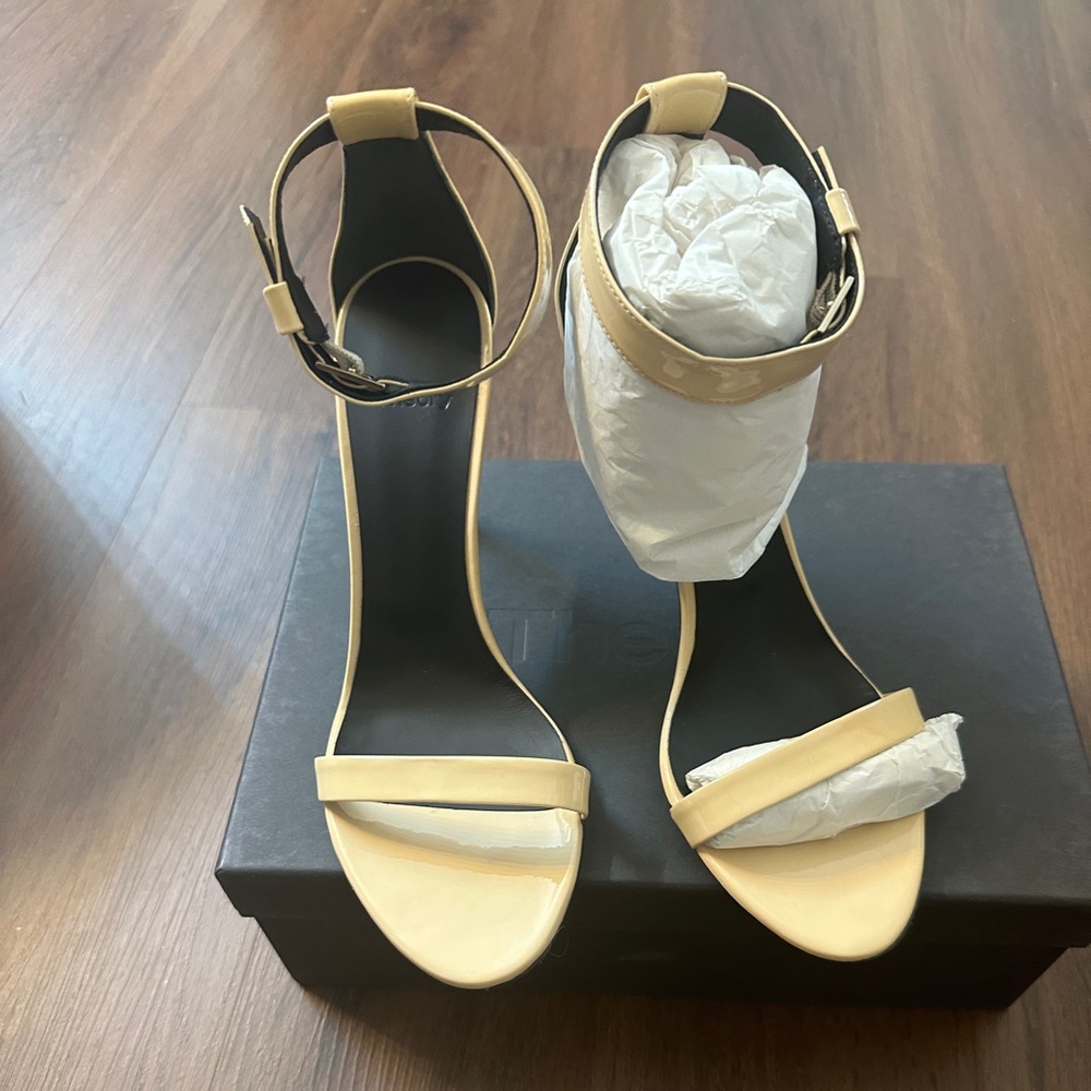 Size 8-Theory Patent leather Sandal